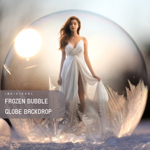 Puede incluir: Una mujer con un vestido blanco se encuentra dentro de una gran burbuja congelada. La burbuja está rodeada de un fondo helado y escarchado. El cabello de la mujer es largo y fluido, y está mirando directamente a la cámara.