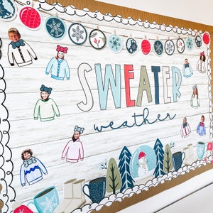 Pode incluir: Quadro de avisos decorativo com as palavras "SWEATER weather" em letras grandes. O quadro apresenta ilustrações de suéteres, flocos de neve, canecas, botas e uma bola de neve. O fundo é um padrão de grão de madeira clara.