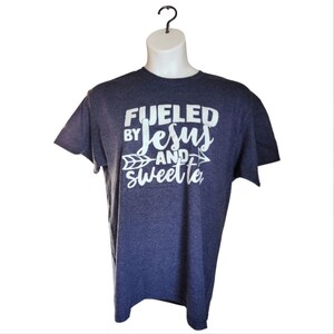 Gevoed door Jezus en Sweet Tea Graphic Design Handgemaakt T-shirt in heideblauw