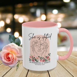 Taza Proverbios 31: Ella está vestida de fuerza y dignidad
