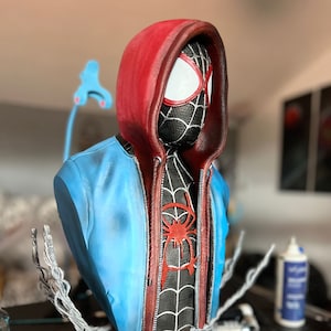 Estatua artesanal de Miles de Spider-Man – Universo Spider-Man
