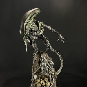 Alien Xenomorph Statue – Hand‑Painted 26 cm (10.2&quot;) Tall Sci‑Fi Collectible Figurine
