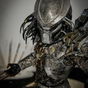Handcrafted Predator Figurine – 35 Cm Tall – Detailed Sci-fi ...