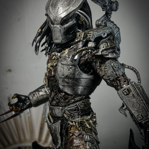 PREDATOR フィギュア シルバー ブラック Handcrafted Predator Figurine – 35 Cm Tall – Detailed Sci-fi
