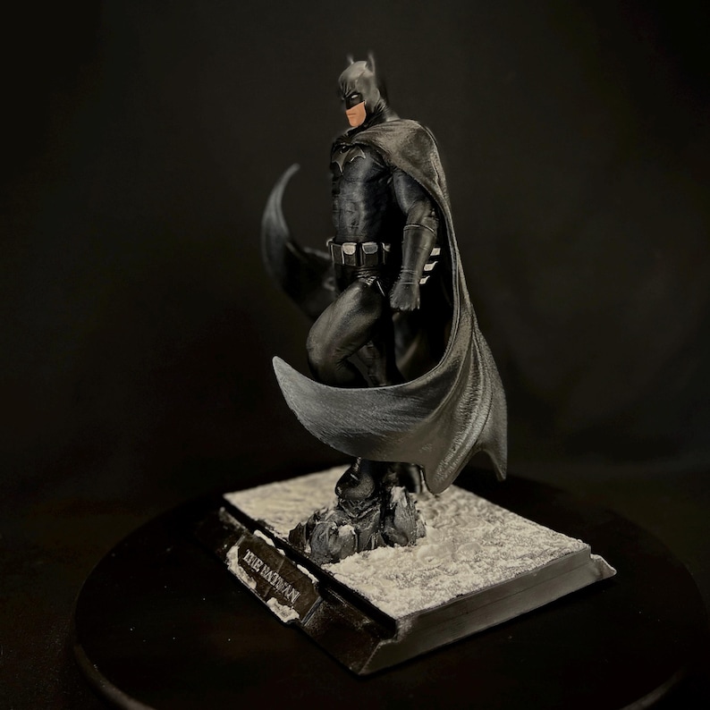 Batman 30 Cm Collector Figure – Hand-painted Dark Knight Statue, DC ...