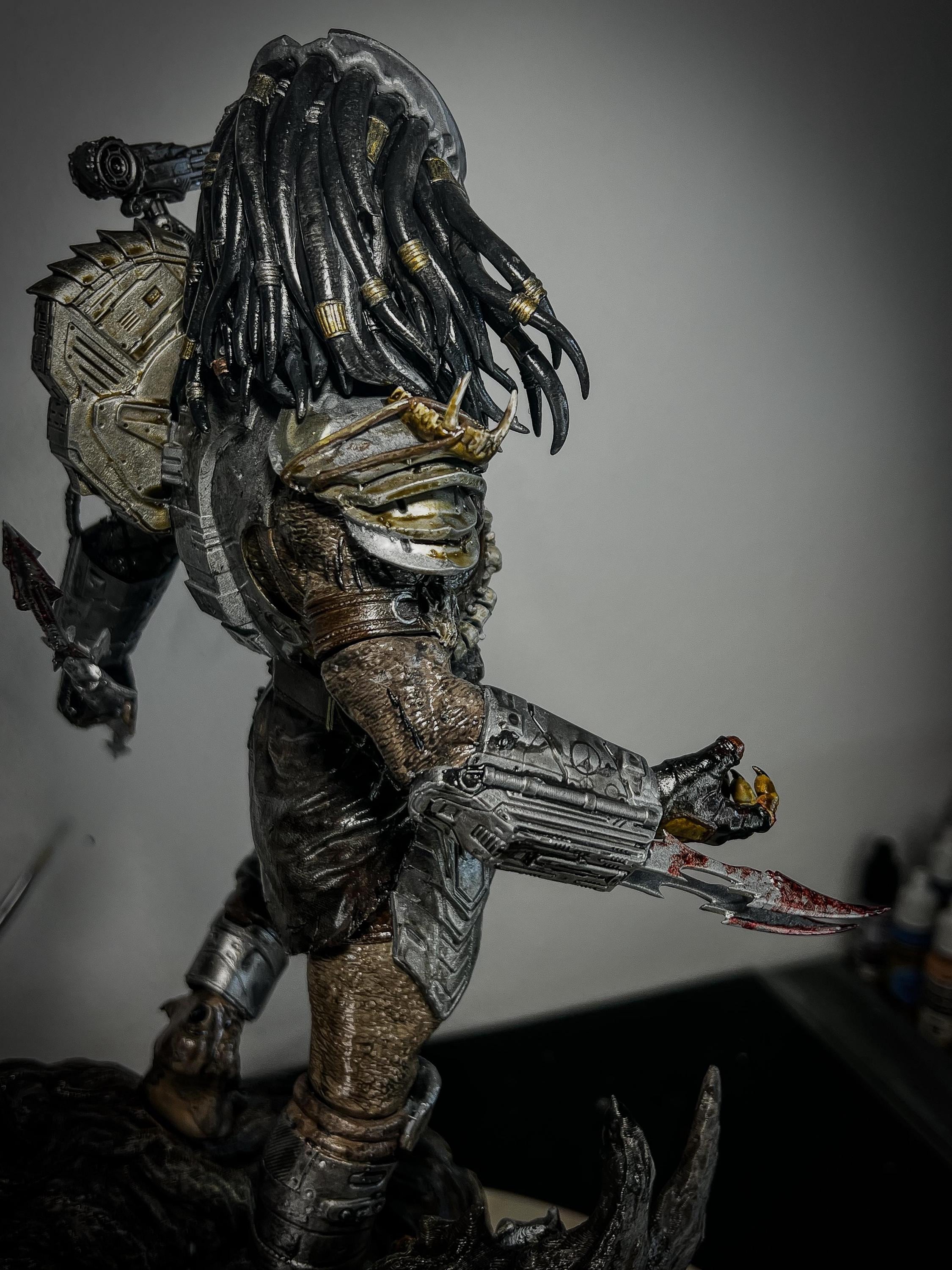 Handcrafted Predator Figurine – 35 Cm Tall – Detailed Sci-fi