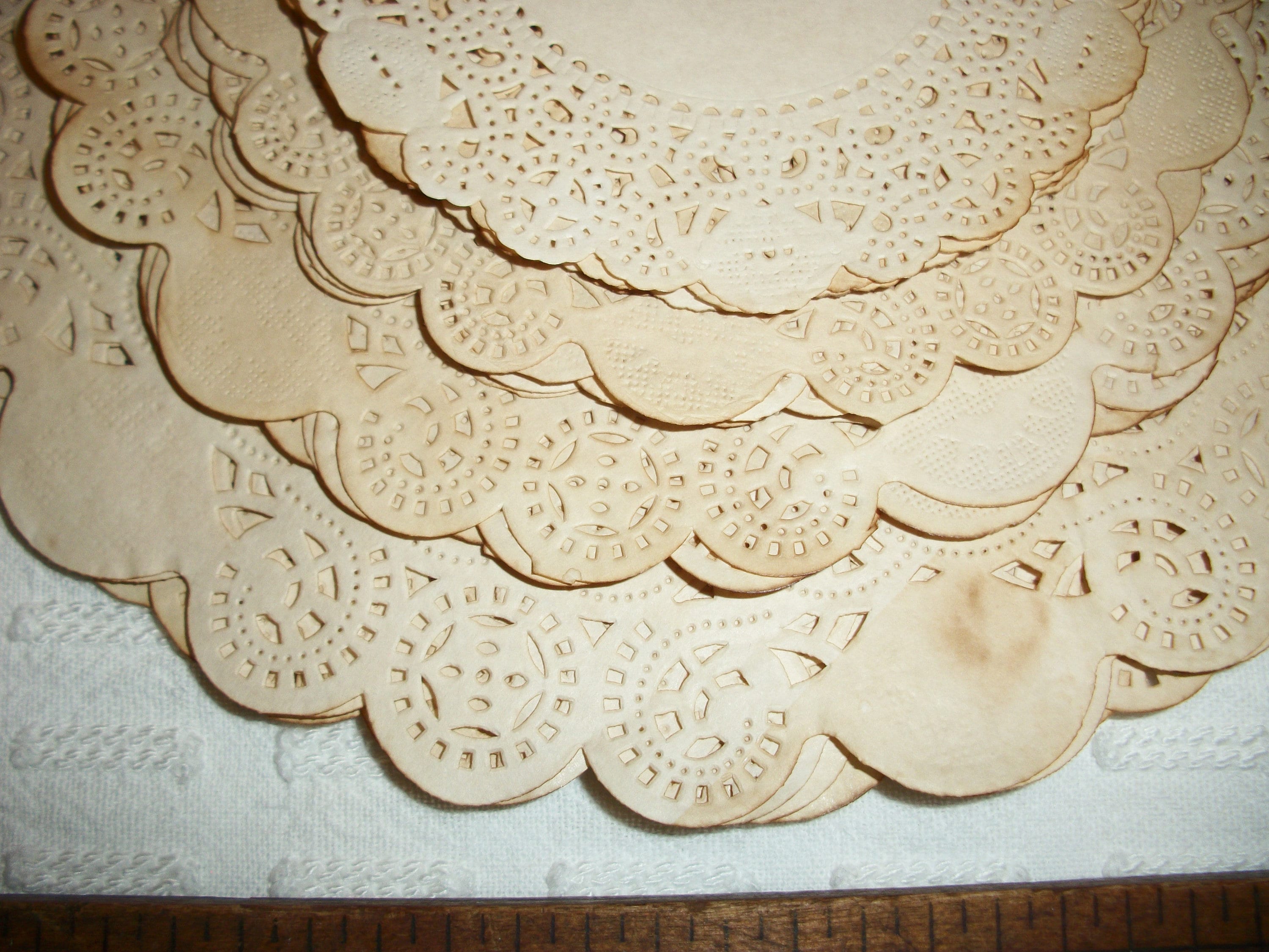 Tim&Lin White Lace Paper Doilies - 4 inch Round Paper Doilies - Dispos –  SHANULKA Home Decor