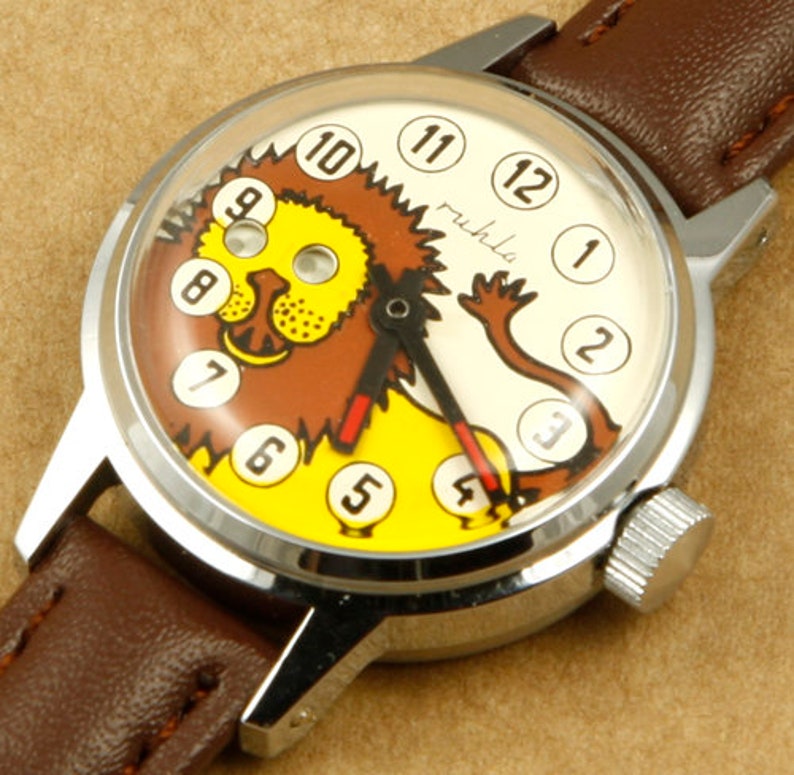 Ruhla Lion Moving Eyes Montre mécanique pour enfants à remontage manuel 29 mm Fabriqué en Allemagne de l'Est New Old Stock image 1