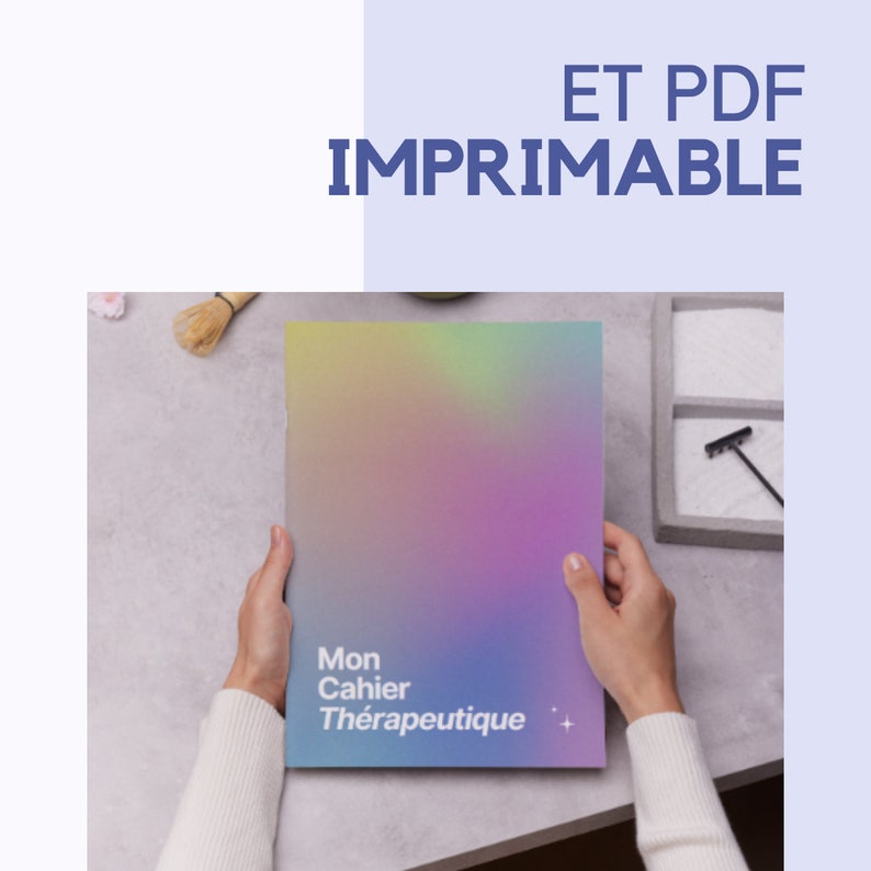 以下が含まれることがあります： 表紙に「Mon Cahier Th&eacute;rapeutique」というテキストが書かれた、カラフルなグラデーション模様のジャーナル。ジャーナルは人の手に持たれています。