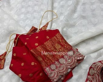 Sierlijke wit-rode Georgette Saree, met geschulpte rand en stijlvolle polkha-geweven blouse Saree