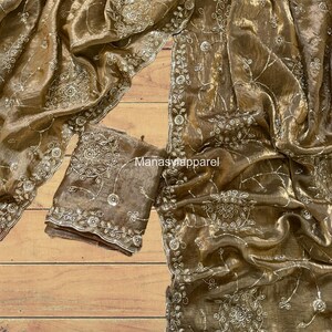 Sari de seda espacial de primera calidad inspirado en la moda nupcial con blusa bordada con lentejuelas múltiples y trabajo de cutdana.