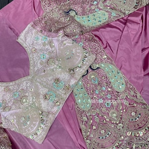 Sari in crepe pesante, pronto da indossare, con ricami e paillettes e blusa in rete di design, ideale per matrimoni e feste.