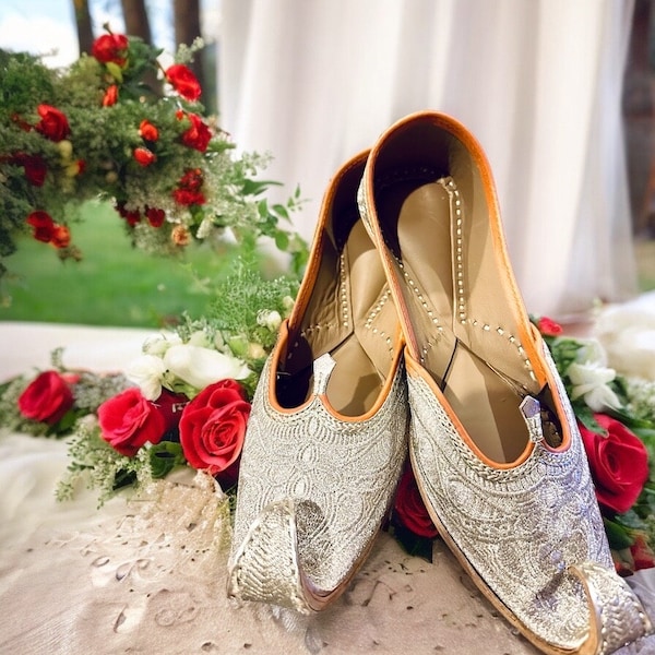 Jutti, Khussa, Punjabi Jutti, Noke Jutti, Mojari, Indian shoes, flat slip on women's shoes, loafers, bridal wedding shoes, zari khussa