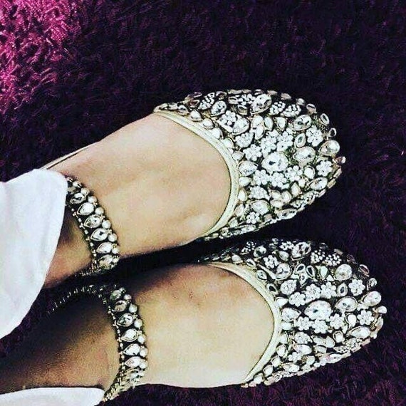 trouwschoenen Bruidsmode Schoenen damesschoenen Instappers Juttis en mojaris Gold & Silver Khussa Punjabi Jutti Strass enkelband Pakistaanse Khussa Kundan Indiase schoenen platte damesschoenen. 