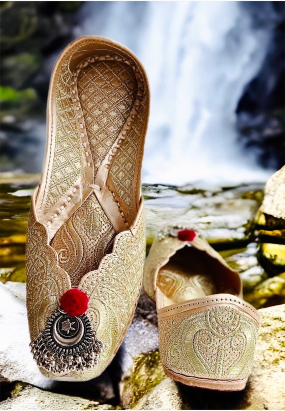 Golden Party Wear Gold heel sandals at Rs 400/pair in Mumbai | ID:  23575033830