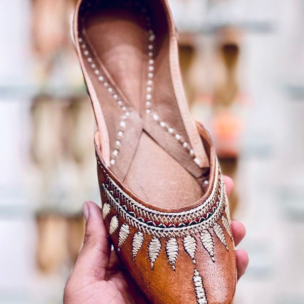 Brown leather Jutti, Khussa, Punjabi Jutti, Mojari, Indian shoes, flat slip on women's shoes, loafers, bridal wedding shoes, Bohemian shoes