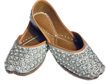Jutti, Khussa, Punjabi Jutti, Mojari, Indian shoes, genuine leather, handcrafted, WHITE PEARL embellished flat women's shoes, loafers