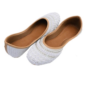 Jutti, Khussa, Punjabi Jutti, Mojari, Indian shoes, embroidered flat women's shoes, loafers, bridal wedding shoes