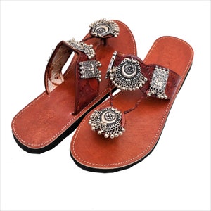 Kolahpuri chappals, brown leather slippers, Punjabi Jutti, Mojari, Indian shoes, flat women's slippers,  slip on shoes