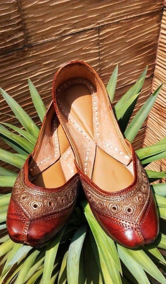 Leather mojari hotsell for womens