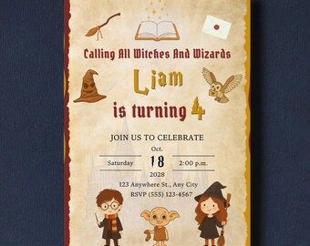 Può includere: Un invito a tema con il testo "Calling All Witches And Wizards" e "Liam compie 4 anni". L'invito presenta illustrazioni di un cappello da mago, un gufo e personaggi. La data è il 18 ottobre 2028 alle 14:00 con RSVP.