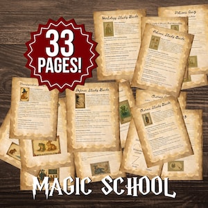 Könnte beinhalten: Eine Sammlung gealterter Papierseiten mit verschiedenen Studienführern, darunter Kräuterkunde, Zaubertränke und Zaubersprüche. Eine rote Grafik zeigt "33 SEITEN!" und die Worte "MAGIC SCHOOL" stehen unten. Die Seiten haben Illustrationen und Text.