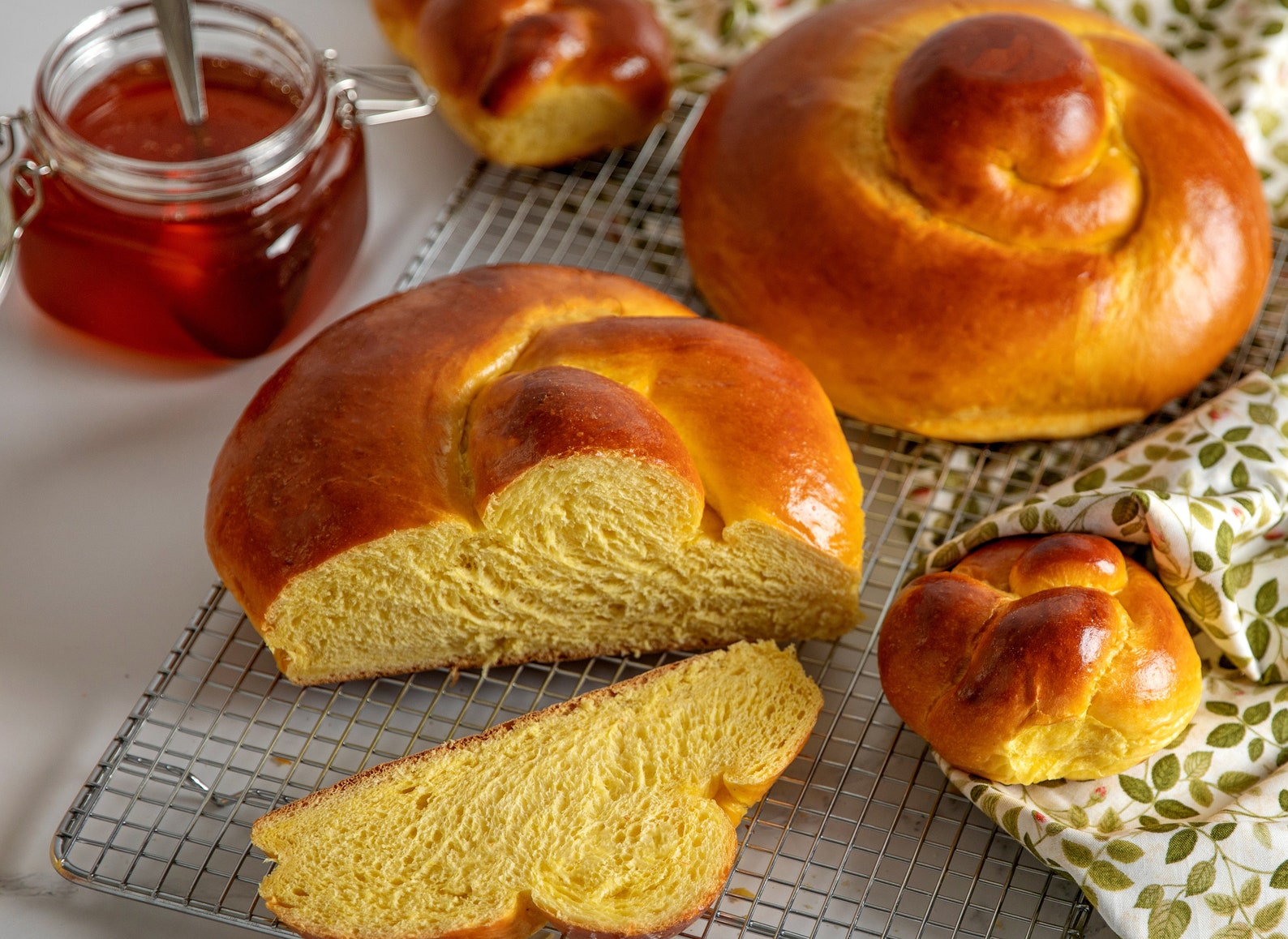 Stern's Bakery Kosher Original Round Challah 16 Ounce Traditional Round