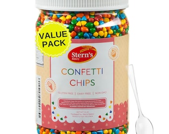 Op de afbeelding: Een doorzichtige plastic pot gevuld met veelkleurige snoepconfetti-chips, afgesloten met een witte deksel. Het etiket vermeldt Stern's Bakery Confetti Chips, Value Pack, Gluten Free, Dairy Free, Non-GMO en Net Wt 0,73 kg. Een doorzichtige plastic lepel is inbegrepen.