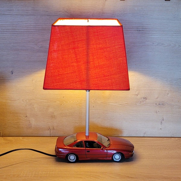 BMW 850i -Lampe,  Modell 1 18  ,BMW Leuchte,  Besondere Lampe,  Sammlerstück,  Einzelstück, Schreibtischlampe ,Tischleuchte ,Rote Lampe