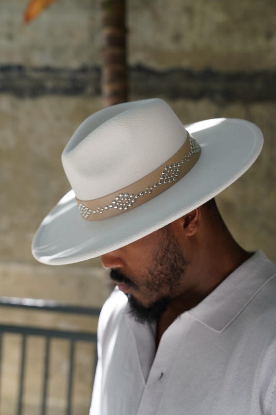 Off White Beige Luxury Western Wide Brim Metal Stud Band  display picture 3