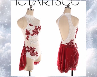 Peut inclure: Robe de patinage artistique blanche et rouge avec des appliques florales et des accents scintillants. La robe présente un col montant, un dos ouvert et une jupe rouge. Le texte "ICYARTSCO" est en haut.