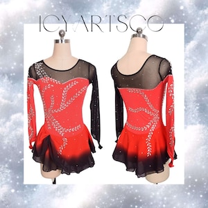 Può includere: Abito da pattinaggio artistico rosso e nero con maniche lunghe e un inserto in rete nera. L'abito è decorato con strass argentati e un motivo a foglie. La gonna ha un gradiente dal rosso al nero.