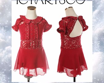 Op de afbeelding: Een rode kunstschaatsjurk met een kanten lijfje, korte mouwen en een zwierige rok. De jurk heeft decoratieve versieringen en wordt op een mannequin getoond. De tekst "ICYARTSCO" staat bovenaan de afbeelding.