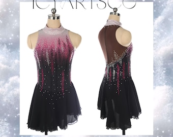 Puede incluir: Un vestido de patinaje artístico negro con un diseño degradado rosa y blanco y pedrería. El vestido tiene un cuello alto y una falda corta.