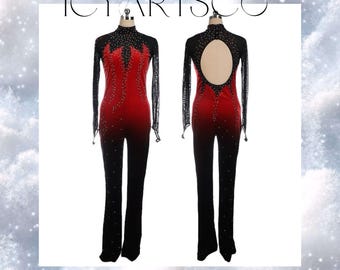 Puede incluir: Un traje de patinaje artístico rojo y negro con la espalda baja y pedrería. El traje tiene mangas largas y una silueta ajustada.