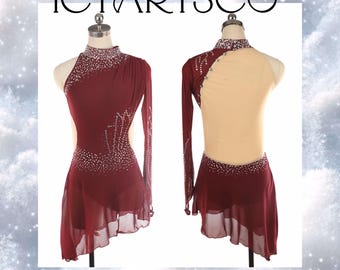 Peut inclure: Robe de patinage artistique bordeaux ornée de strass. La robe présente une conception asymétrique avec une manche longue et une jupe transparente. Le dos de la robe a un panneau en résille nude. Le texte "ICYARTSCO" est en haut.