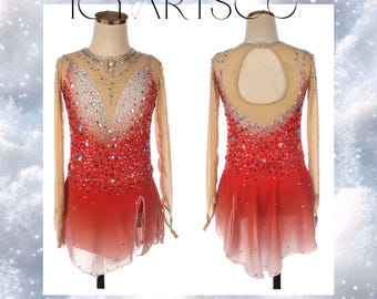 Op de afbeelding: Een kunstschaatsjurk met lange mouwen, in een rood-witte ombre-design. De bodice is versierd met strass en een nude mesh overlay. De rug heeft een sleutelgatsnit. De tekst "ICY ARTSCO" staat bovenaan.