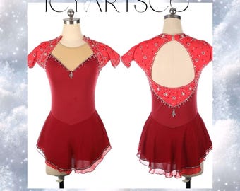 Op de afbeelding: Rode kunstschaatsjurk met een transparante overlay en een met steentjes bezette halslijn. De jurk heeft een keyhole-rug en een korte rok. De jurk is versierd met strass.