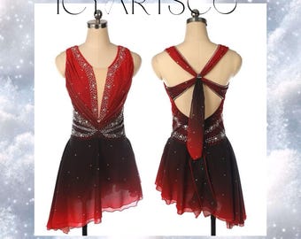 Peut inclure: Une robe de patinage artistique rouge et noire avec un décolleté plongeant, un dos croisé et une jupe fluide. La robe est décorée de strass.