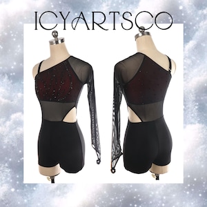 Könnte beinhalten: Schwarzer Tanz-Leotard mit einem langen Ärmel und Cut-Out-Design. Das Oberteil hat ein rotes Futter mit Verzierungen, und der transparente Ärmel reicht bis zum Handgelenk. Der Text "ICYARTSCO" steht oben.