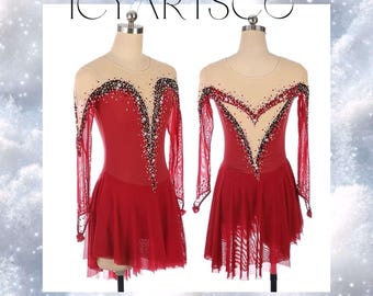 Op de afbeelding: Rode kunstschaatsjurk met lange mouwen en een transparante overlay. De jurk heeft een V-hals en is versierd met zwarte en zilveren strass.