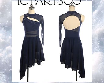 Puede incluir: Vestido de baile azul marino con cuello alto, detalle de corte y mangas de malla transparente. La falda asimétrica tiene un diseño fluido y en capas. El texto "ICYARTSCO" está en la parte superior.