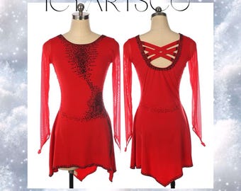 Peut inclure: Robe de patinage artistique rouge à manches longues avec un motif noir sur le devant. Le dos de la robe est doté d'un design de bretelles croisées.