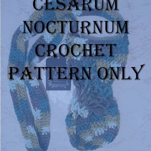 Könnte beinhalten: Ein handgefertigtes Häkelmuster in Blau-, Grün- und Weißtönen. Der Text "CESARUM NOCTURNUM CROCHET PATTERN ONLY" ist in einer eleganten Schriftart dargestellt. Das Muster scheint für einen Schal oder Kragen zu sein.