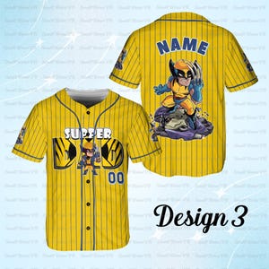 Puede incluir: Camiseta de b&eacute;isbol amarilla con finas rayas azules y botones. La parte delantera presenta el texto "SUPER DAD" con un personaje de dibujos animados y el n&uacute;mero "00". La parte trasera muestra el campo de nombre y un gr&aacute;fico de dibujos animados de Wolverine. El dise&ntilde;o est&aacute; etiquetado como "Design 3".