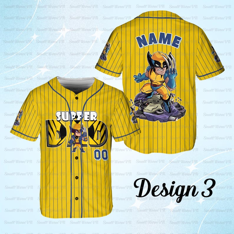 Puede incluir: Camiseta de b&eacute;isbol amarilla con finas rayas azules y botones. La parte delantera presenta el texto "SUPER DAD" con un personaje de dibujos animados y el n&uacute;mero "00". La parte trasera muestra el campo de nombre y un gr&aacute;fico de dibujos animados de Wolverine. El dise&ntilde;o est&aacute; etiquetado como "Design 3".