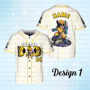 Puede incluir: Camiseta de b&eacute;isbol blanca con rayas finas amarillas. La parte delantera presenta el texto "SUPPER DAD" y un personaje de dibujos animados. La parte trasera tiene un personaje de dibujos animados y la palabra "NAME". La camiseta tambi&eacute;n tiene el n&uacute;mero "00".