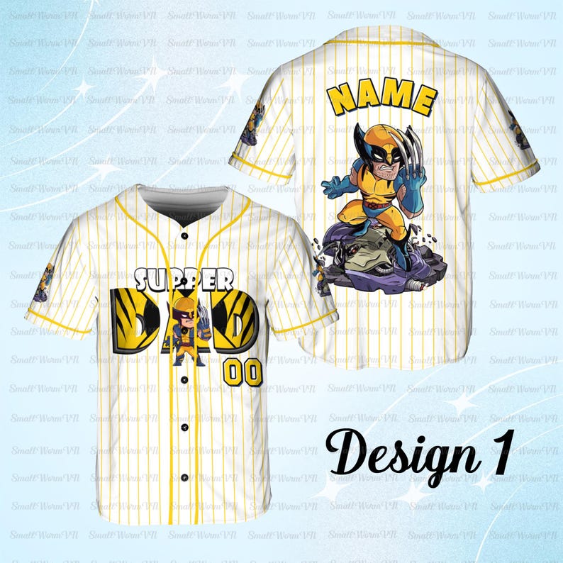 Puede incluir: Camiseta de b&eacute;isbol blanca con rayas finas amarillas. La parte delantera presenta el texto "SUPPER DAD" y un personaje de dibujos animados. La parte trasera tiene un personaje de dibujos animados y la palabra "NAME". La camiseta tambi&eacute;n tiene el n&uacute;mero "00".