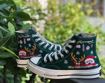 Broderie de Noël Converse, chaussures de broderie rennes et père Noël, chaussures montantes Converse, broderie personnalisée, détails uniques brodés à la main