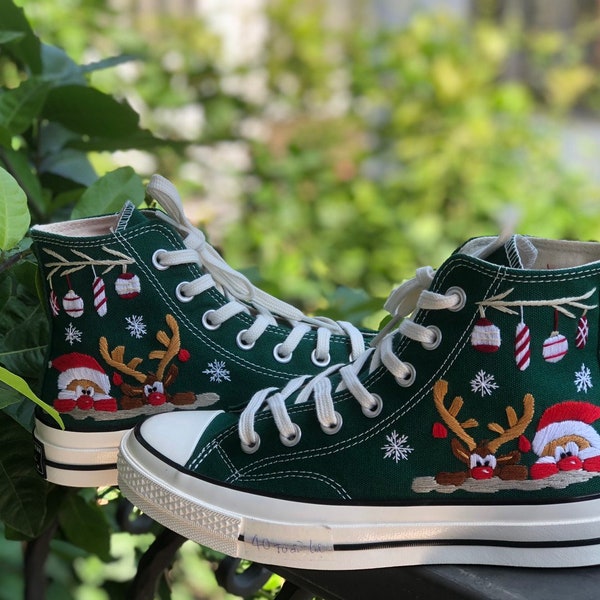 Broderie de Noël Converse, chaussures de broderie rennes et père Noël, chaussures montantes Converse, broderie personnalisée, détails uniques brodés à la main